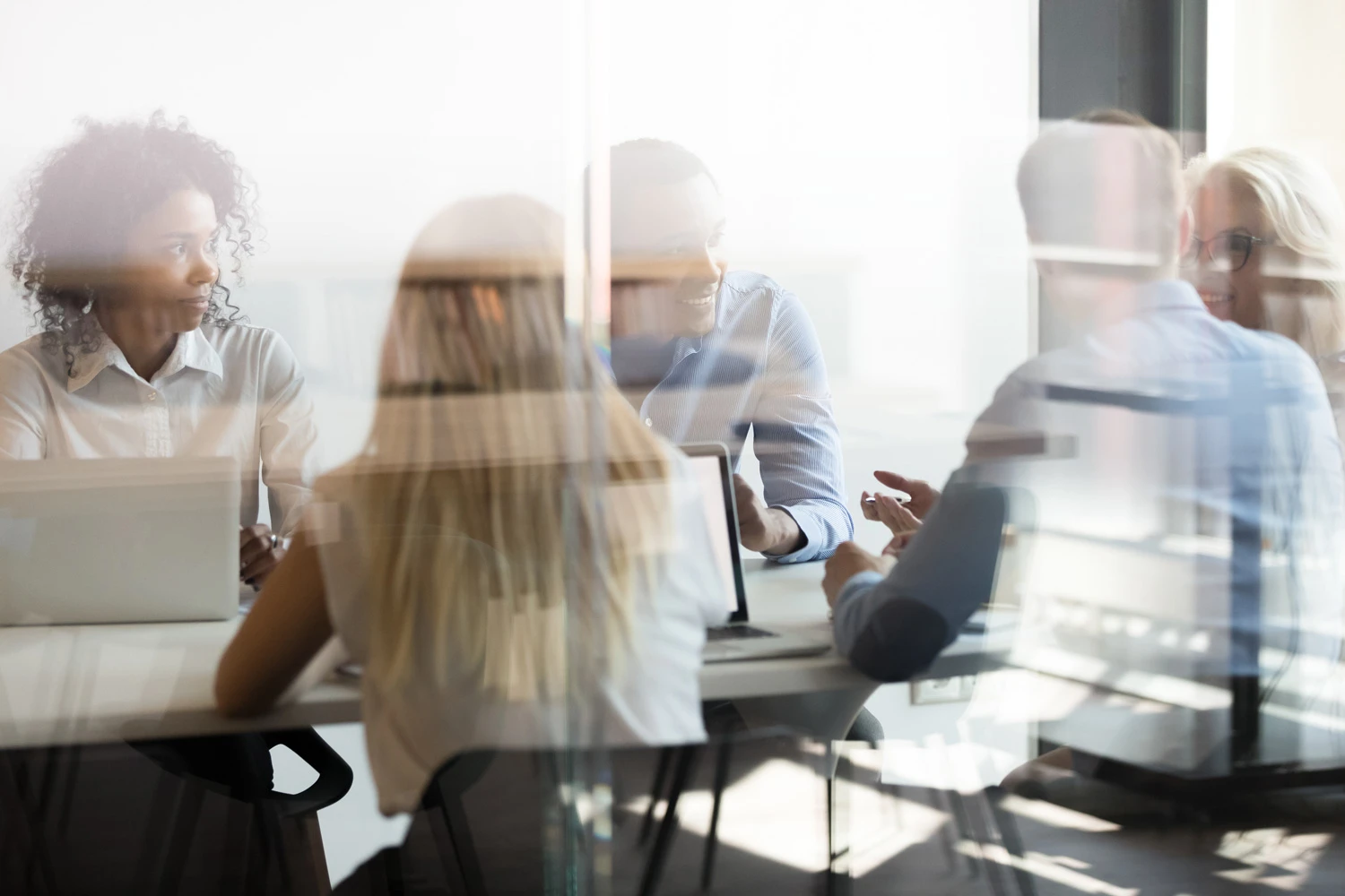 moventumfleetmanagement glassconferenceroomfleetmanagementmeeting adobestock 261517388 desktop